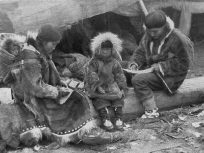 Famiglia di Inuit, Offentlig eie Bilde: George R King